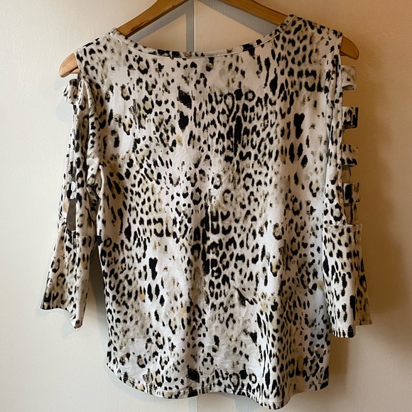 By & By Cheetah Loose Fitting Flattering Top 3/4 Sleeve Size Medium Womens - Picture 2 of 8